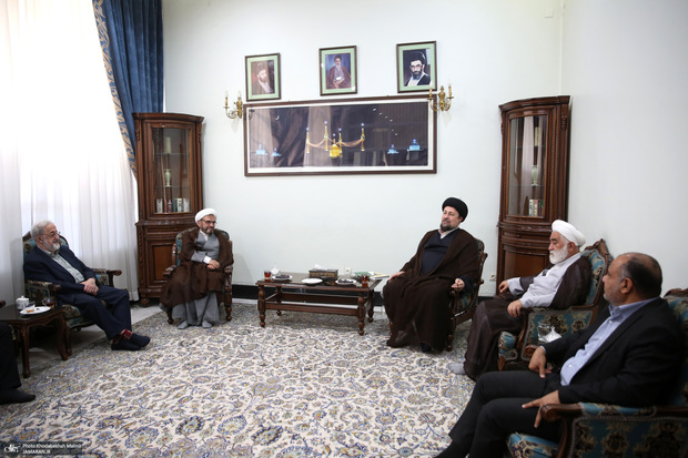 سید حسن خمینی: از عصر «خبرنگار» به عصر «تحلیل گر» رسیده‌ایم/ یکی از نتایج سلطه شبکه‌های اجتماعی جزیره ای شدن جامعه است/ مرحوم دعایی در کشاکش دعواهای سیاسی، همواره اخلاق را رعایت و تعادل را حفظ می‌کرد