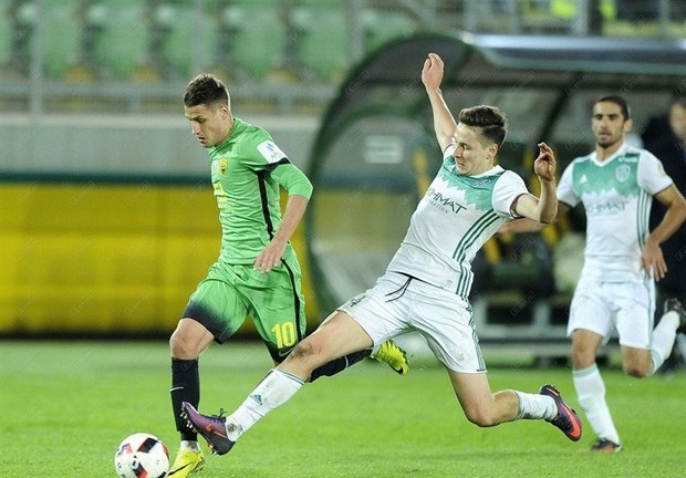 ویدیو| اتفاق عجیب در لیگ روسیه؛ اخراج برگشت، بازیکن لباسش را از هوادار پس گرفت!