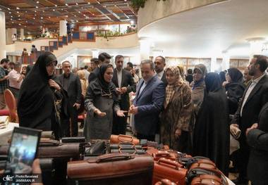بازدید عراقچی و همسرش از نمایشگاه خیریه انجمن دیپلماتیک بانوان + عکس‌ها