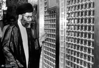 تصاویری از تشرف رهبر معظم انقلاب به حرم حضرت زینب(س)