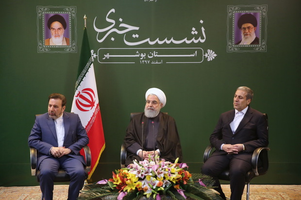 روحانی امیدواریم مشکلات دولت در سال آتی کمتر شود