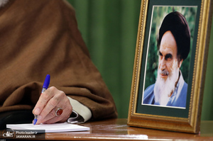 نشست نمایندگان تشکل‌های دانشجویی با رهبر معظم انقلاب اسلامی - دستخط رهبر با عکس امام