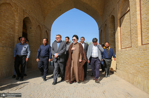 حضور سید محمد خاتمی بر مزار آیت الله سید روح الله خاتمی (ره)