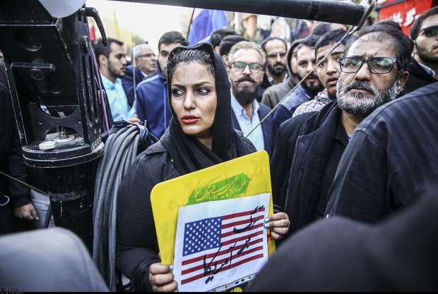 گوشه هایی از حضور مردم تهران در راهپیمایی 13 آبان