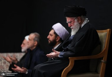 اولین شب مراسم عزاداری ایام شهادت حضرت زهرا(س) با حضور رهبر انقلاب برگزار شد