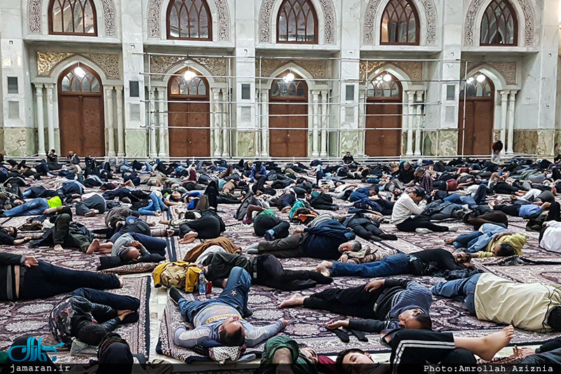 برخی از مردم تهران شب یلدا را در پی زلزله در کنار حرم امام(س) گذراندند