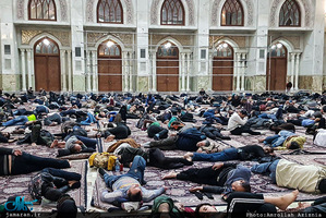 برخی از مردم تهران شب یلدا را در پی زلزله در کنار حرم امام(س) گذراندند