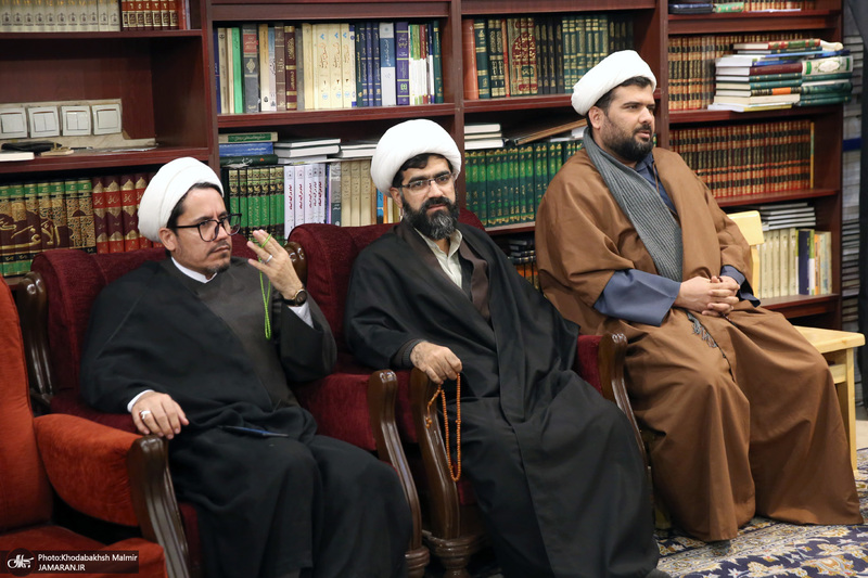 حضور جمعی از شخصیت های سیاسی در منزل مرحوم آیت الله موسوی بجنوردی (ره) -3