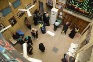 حضور زائران در بیت تاریخی حضرت امام در نجف در روزهای منتهی به اربعین