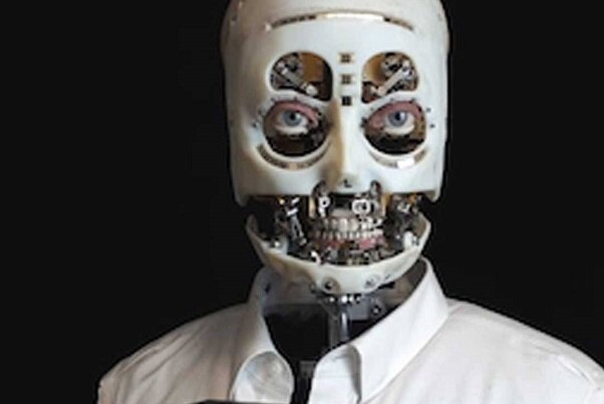 ساخت رباتی که تماس چشمی برقرار می‌کند و زل می‌زند