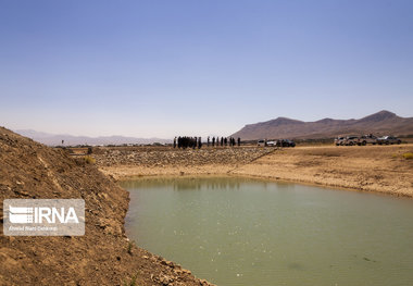 یک سد خاکی و گرداب در لردگان سرریز شد