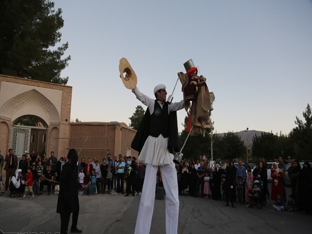 نمایش عروسکی مترسک در باغ اکبریه بیرجند اجرا شد