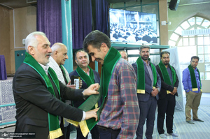 ادای احترام جمعی از موکب داران عراقی نسبت به مقام شامخ حضرت امام(س)