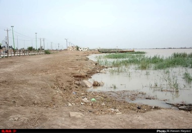 گزارش تصویری بالا آمدن آب اروندرود در آبادان  احتمال قطع راه ارتباطی خرمشهر به آبادان