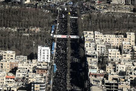 همه آمدند تا حیات عزتمند،اقتدار و پایداری انقلاب اسلام را جشن بگیرند