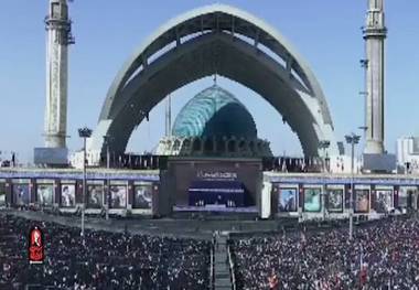  اقامه نماز بر پیکر رهبر شهید انقلاب و خانواده ایشان به امامت آیت الله سبحانی 