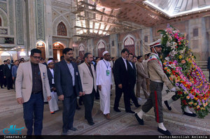 ادای احترام شرکت کنندگان در سی و چهارمین دوره مسابقات قرآن کریم به مقام امام خمینی(س)