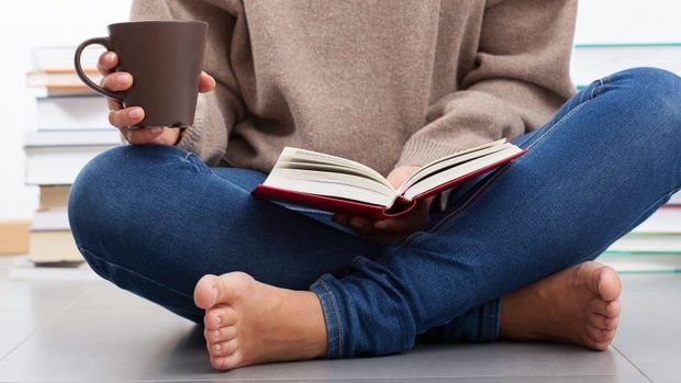 
از دو زانو و چهارزانو نشستن پرهیز کنید + علت