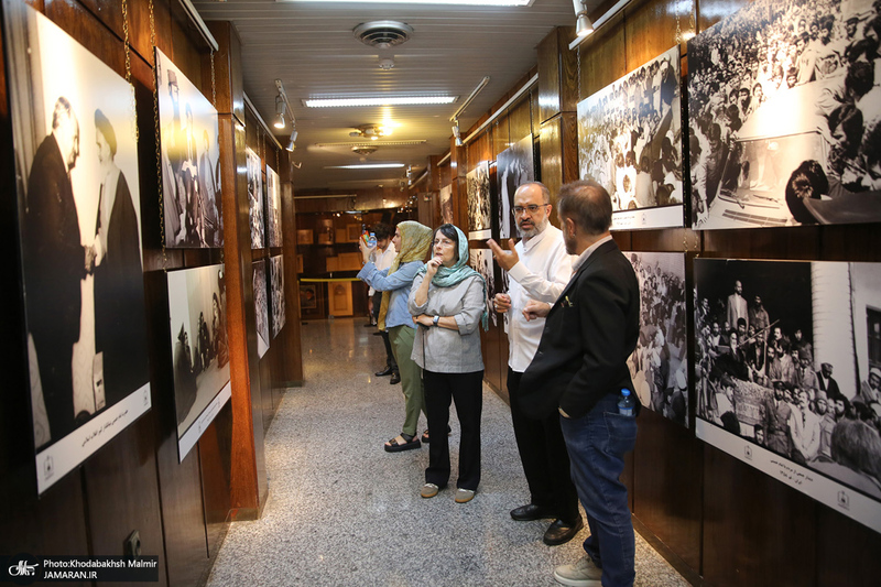 بازدید مهمانان خارجی شرکت کننده در مراسم وداع و تشییع رهبر شهید از حسینیه جماران