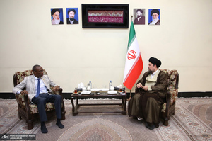 ادای احترام نخست وزیر بورکینافاسو و هیأت همراه نسبت به مقام شامخ بنیان‌گذار جمهوری اسلامی ایران