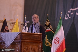 گردهمایی مسئولین بسیج دانشجویی و طلاب بسیجی در حرم امام با سخنرانی رئیس‌جمهور پزشکیان (47)