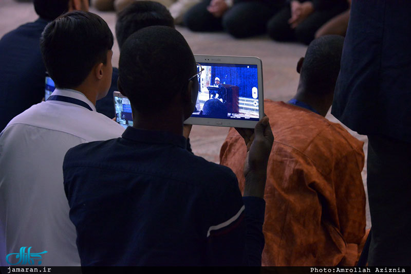 ادای احترام شرکت کنندگان در سی و چهارمین دوره مسابقات قرآن کریم به مقام امام خمینی(س)