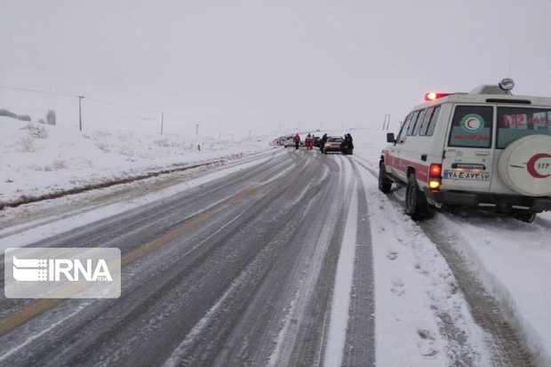 امدادرسانی به ۸۰ دستگاه خودرو گرفتار در برف و کولاک محورهای نقده