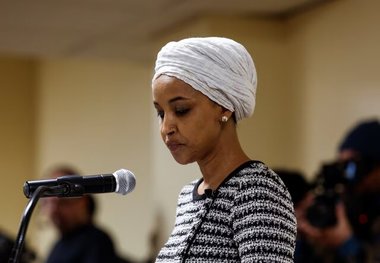 حمله مردی با ماده‌ای ناشناخته به ایلهان عمر نماینده دموکرات در آمریکا + عکس