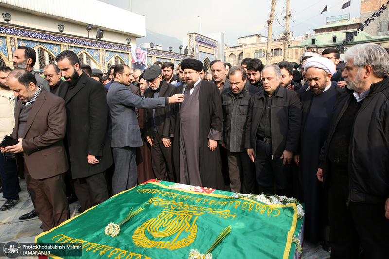 اقامه نماز سید حسن خمینی بر پیکر ٣ تن از شهدای سانحه هواپیمای اوکراینی