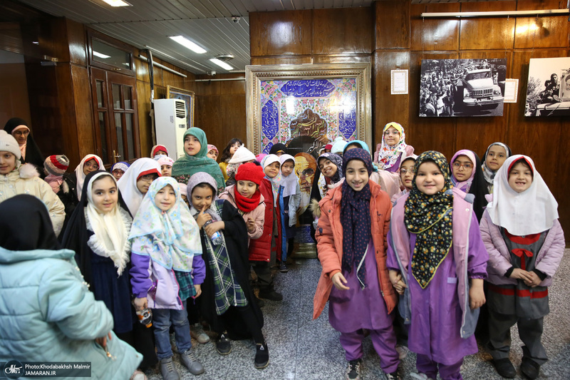 بازدید جمعی از دانش آموزان از بیت امام خمینی (س) در جماران