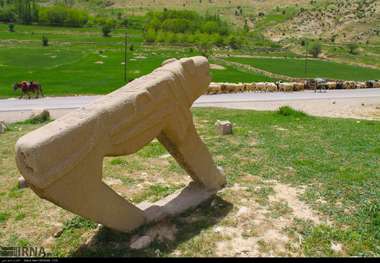 جاذبه‌های آثار سنگی چهارمحال و بختیاری