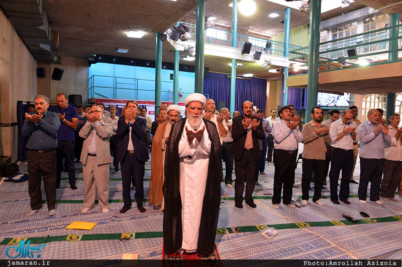 بازدید جمعی از کار کنان حرم امام(س) از حسینیه جماران