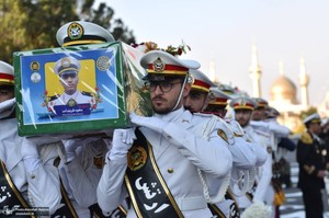 مراسم وداع با پیکر مطهر شهدای ناوشکن دنا درحرم امام خمینی