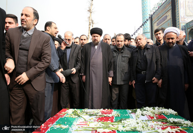 سید حسن خمینی بر پیکر ٣ تن از شهدای سانحه هواپیمای اوکراینی نماز اقامه کرد
