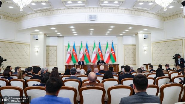 پزشکیان در نشست مطبوعاتی مشترک با علی‌اف: ایران و آذربایجان می‌توانند صلح، آرامش و امنیت را در منطقه برقرار کنند/ اگر کشورهای اسلامی و همسایگان منطقه دست در دست هم دهند، خواهند توانست الگویی موفق‌تر از آنچه امروز در اروپا می‌بینیم، ارائه کنند