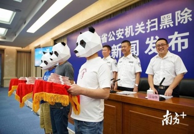 اهدای جایزه نقدی به خبرچین‌های پلیس! + تصاویر