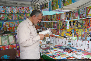 بازدید احمد مسجد جامعی از نمایشگاه «عطر یاس» در حرم مطهر امام خمینی(س)-2