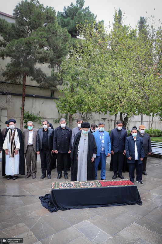 اقامه نماز رهبر معظم انقلاب بر پیکر مرحوم حسن غفوری فرد