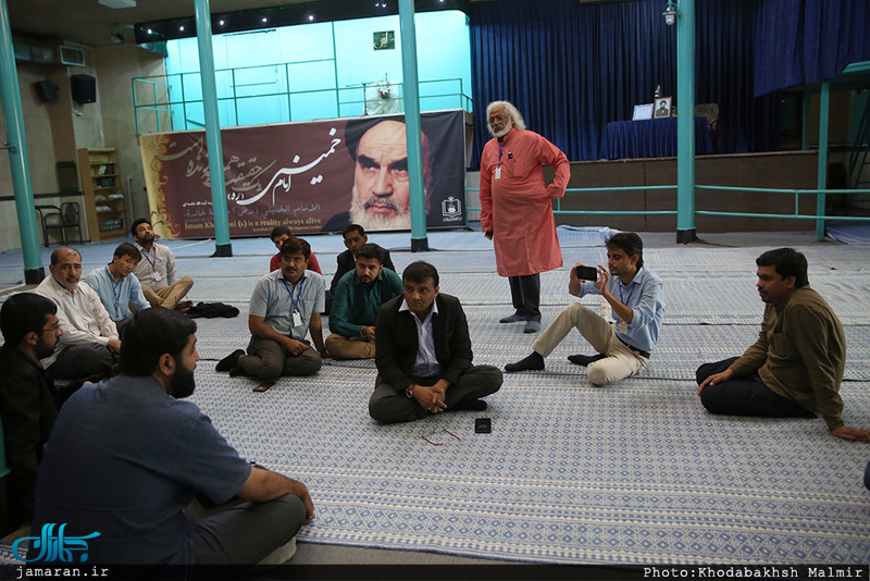 بازدید جمعی از خبرنگاران کشور هند از بیت امام خمینی (س) در جماران