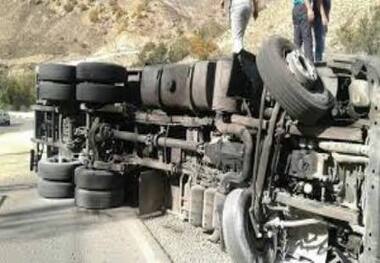 واژگونی تریلی، مدتی راه را در باجگاه شیراز بست