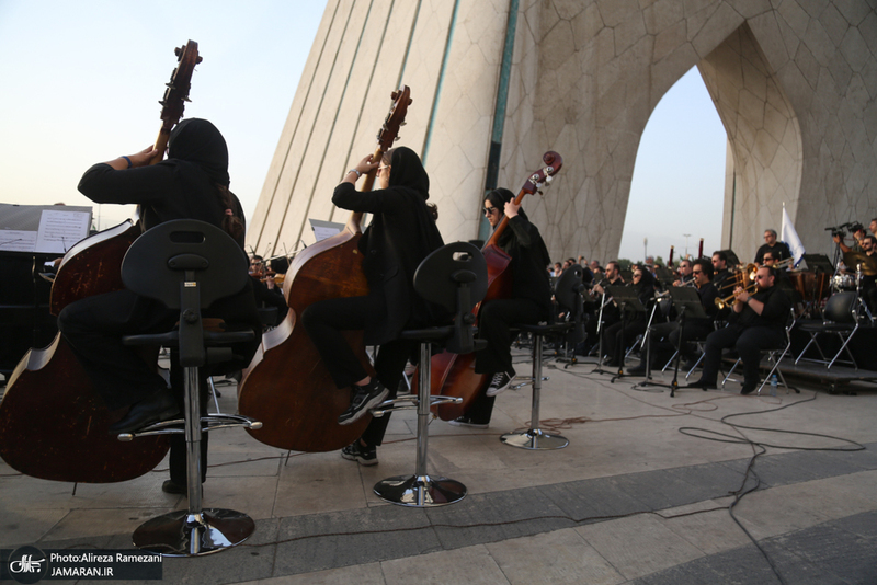 اجرای ارکستر سمفونیک تهران در برج آزادی