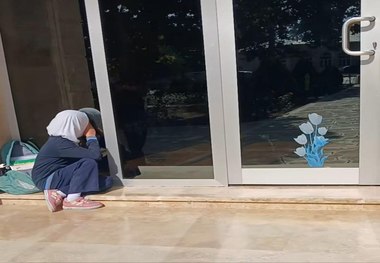 اشک دانش‌آموزان آذربایجانی از ممنوعیت حضور با حجاب در مدارس + عکس