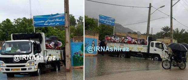 آبگرفتگی معابر در حاجی آباد فارس خروج دانش آموزان از مدرسه محاصره در آب با کامیون