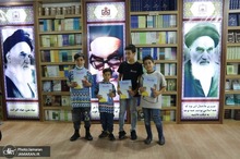 استقبال خردسالان از نشریه دوست در نمایشگاه کتاب تهران 