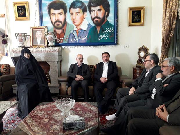استاندارتهران با خانواده شهیدان خلخالی در ورامین دیدار کرد