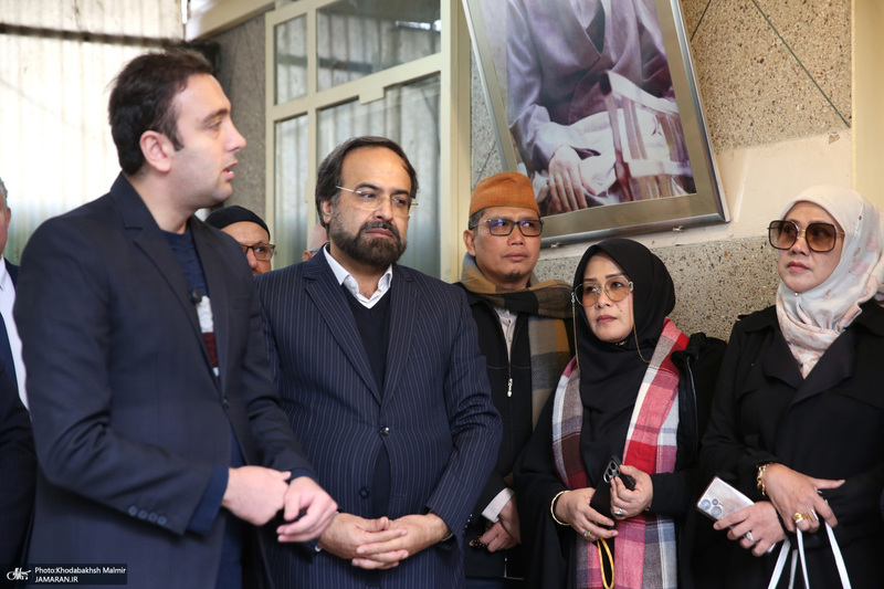 بازدید جمعی از مهمانان شرکت کننده رویداد بین المللی جایزه جهانی امام خمینی از جماران