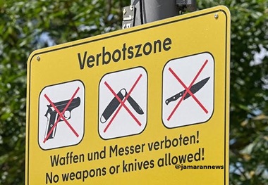 با تفنگ و چاقو سوار نشوید + عکس