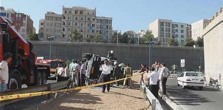 واژگونی بونکر 20 تنی سیمان در بزرگراه آزادگان تهران یک مصدوم داشت