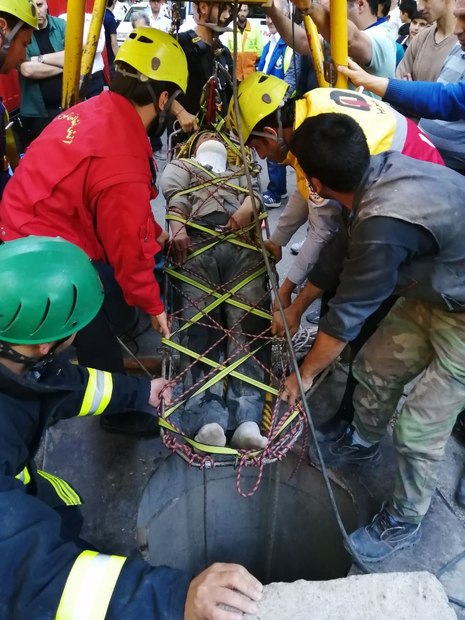 نجات یک کارگر از چاهی در عمق 18 متری در خیابان بهشتی تبریز