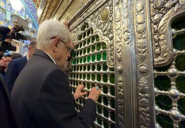 زیارت معاون اول رئیس‌جمهور از حرم مطهر حضرت معصومه(س) در قم + عکس
